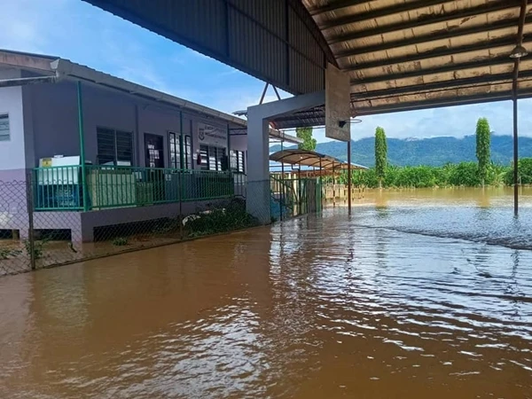 閃電水災淹沒校園 沙邦國小與巴達小學停課