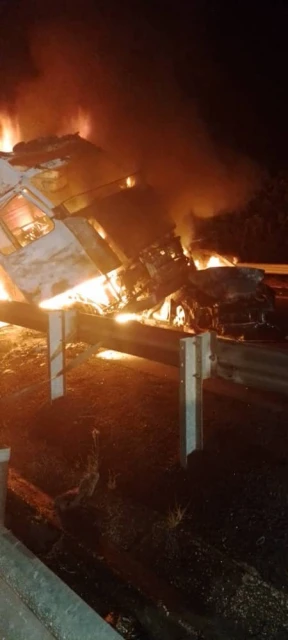 轎車羅里碰撞著火 轎車內5人慘被燒死