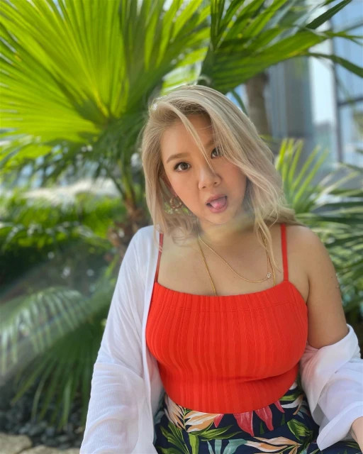 鄭欣宜又瘦了！　緊身裙穿出線條美…鄭秀文也忍不住留言