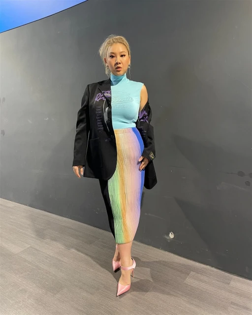 鄭欣宜又瘦了！　緊身裙穿出線條美…鄭秀文也忍不住留言