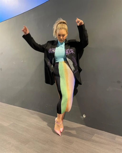 鄭欣宜又瘦了！　緊身裙穿出線條美…鄭秀文也忍不住留言