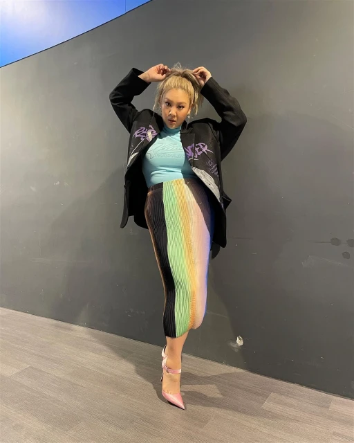 鄭欣宜又瘦了！　緊身裙穿出線條美…鄭秀文也忍不住留言