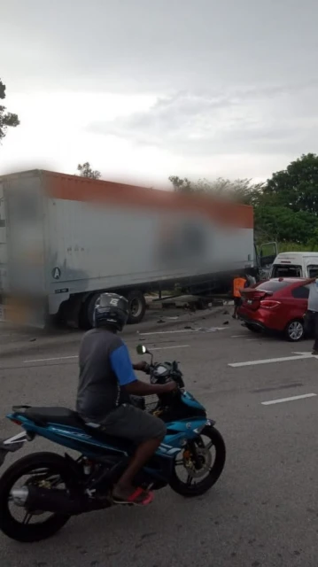 威南貨櫃羅里失控引發12連環撞　華裔騎士斃命