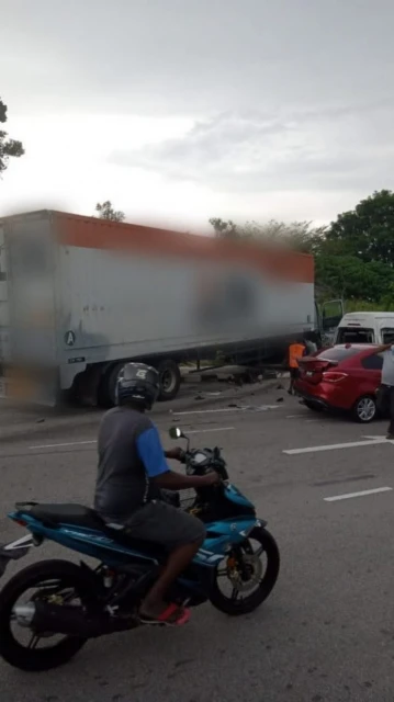 威南貨櫃羅里失控引發12連環撞　華裔騎士斃命