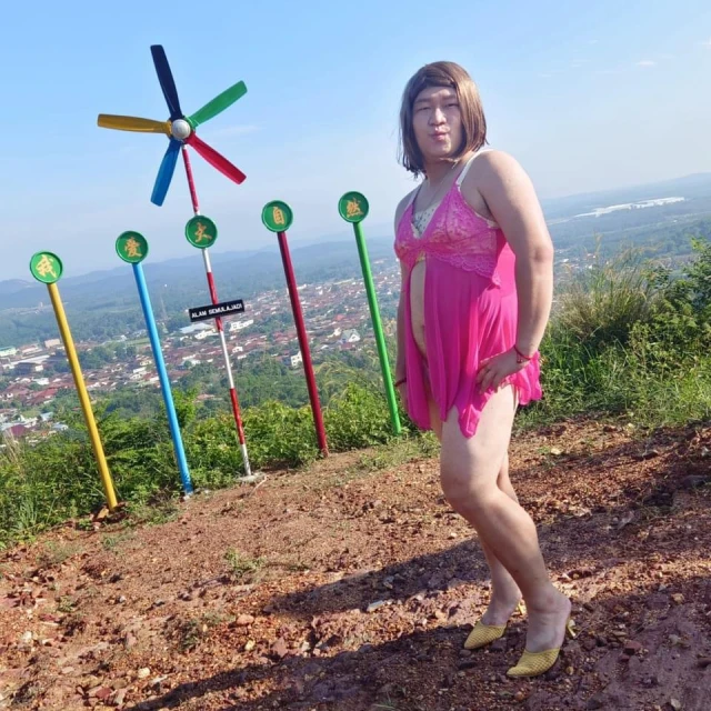 大馬男網紅穿性感內衣「打卡」 警方開檔調查