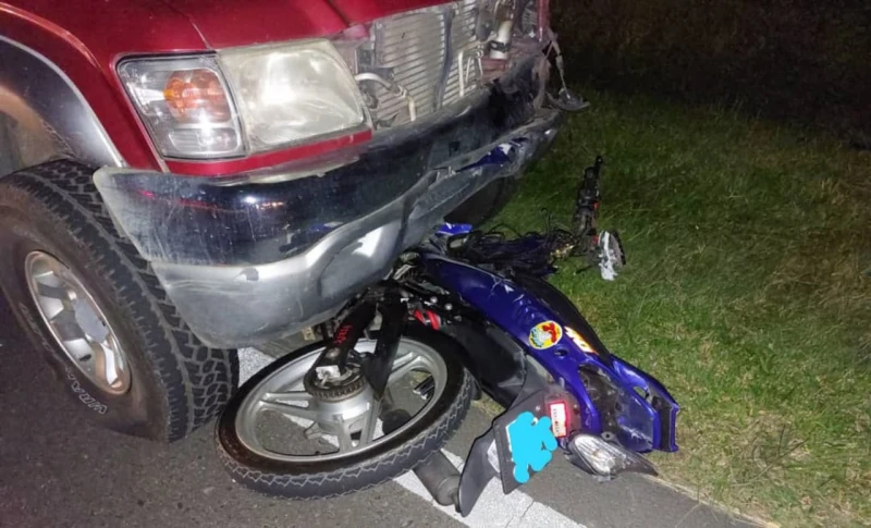 摩托超車撞轎車再失控撞皮卡 騎士拋離13公尺外重傷亡