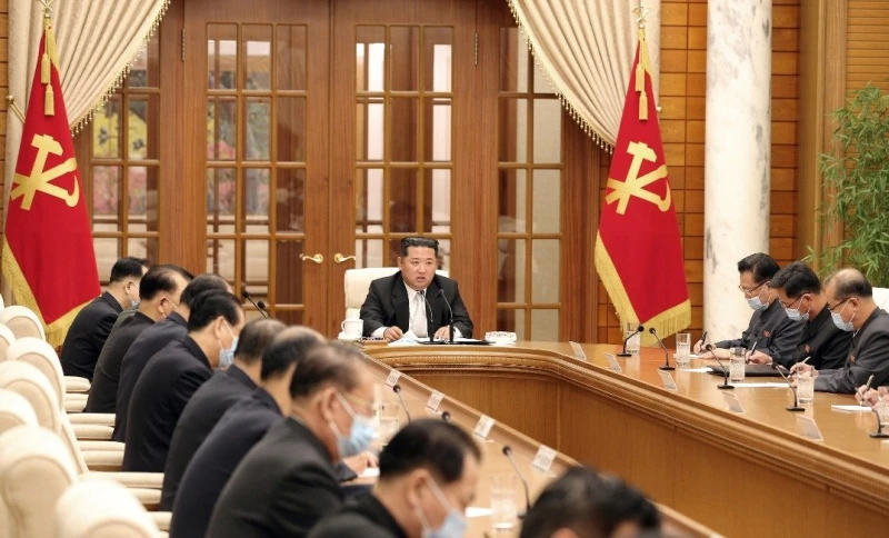 【新冠肺炎】朝鮮現首例Omicron緊急封城　金正恩也戴口罩了