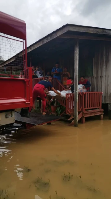 女中風病人住家淹水 消防隊用卡車送醫