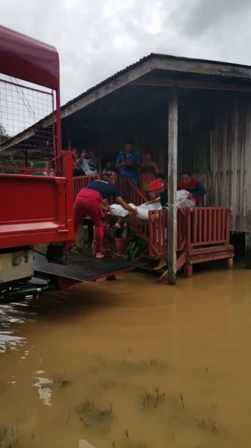 女中風病人住家淹水 消防隊用卡車送醫