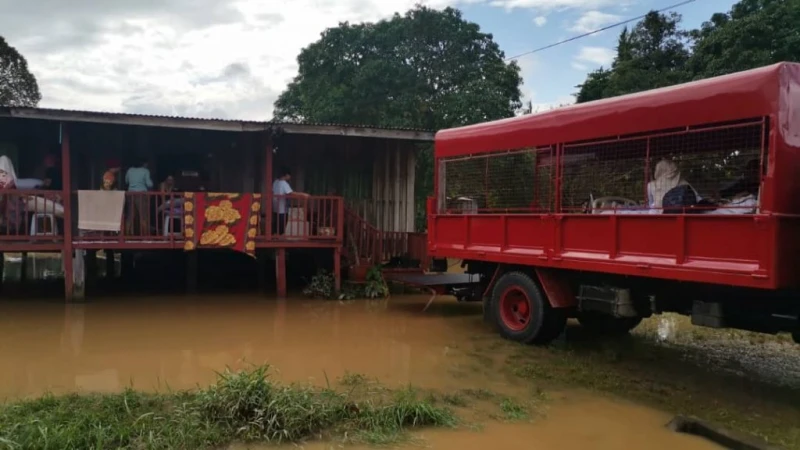 女中風病人住家淹水 消防隊用卡車送醫