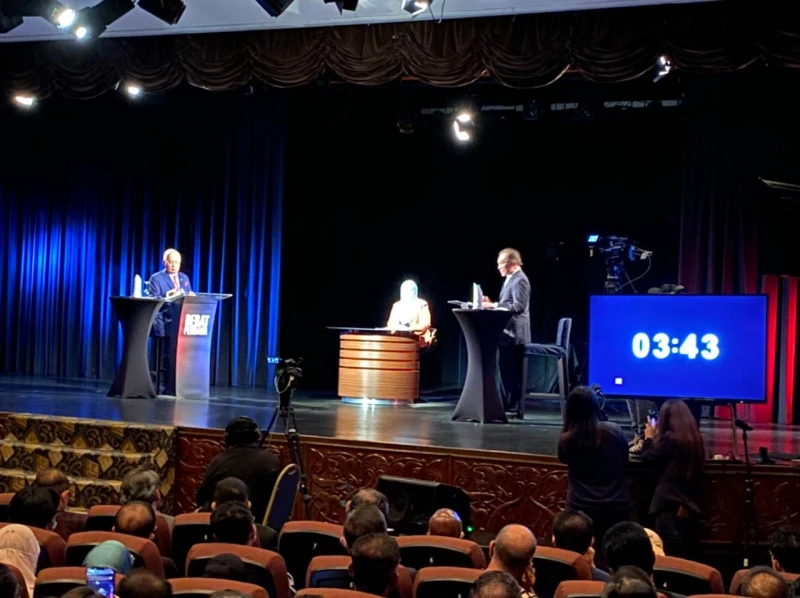 王王對辯準時上演　安華納吉針鋒相對