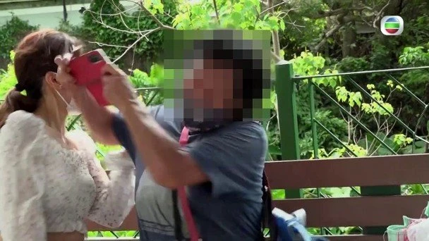 《東張西望》女神主持人採訪老鼠屋遇襲　慘遭手推車攻擊手肘狠撞