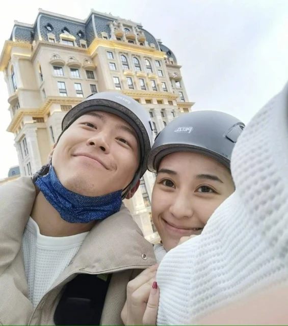 何超蓮又被爆秘婚？　大方直認竇驍是「老公」