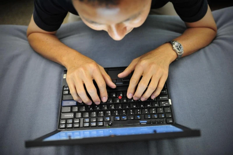 疫情期間轉為網上教學與考試　代考代寫論文的「影子寫手」生意興隆