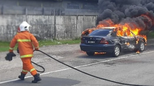山打根1轎車突然著火幸無人傷亡