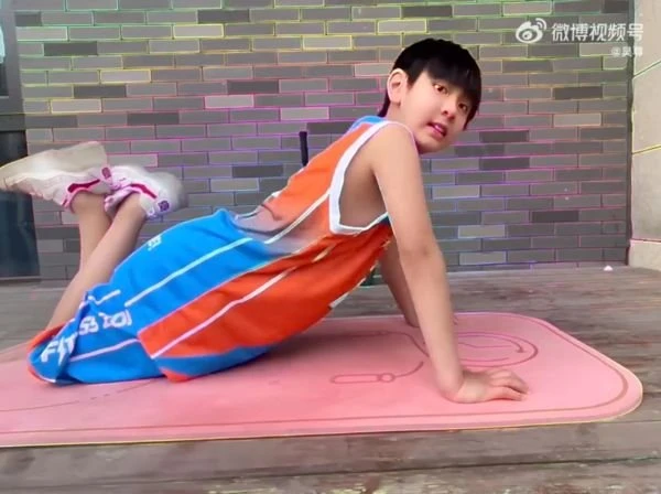 吳尊陽台健身影片秀好身材　網喊：想住他家對面