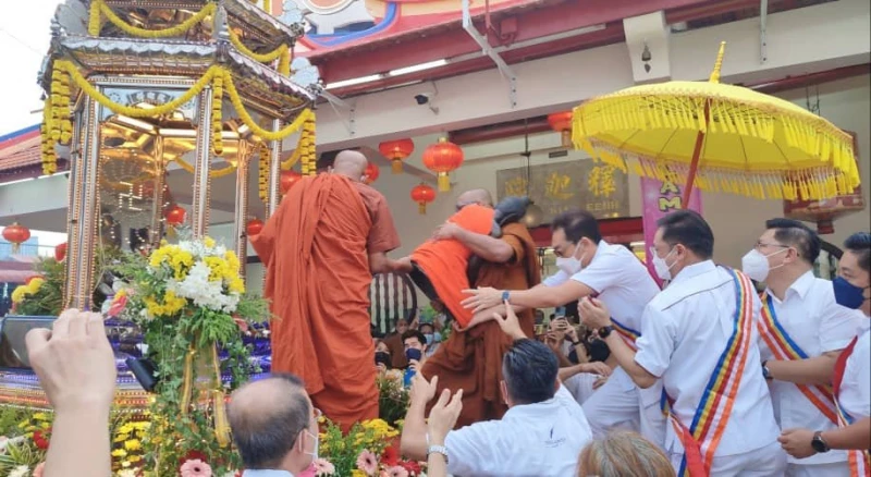 甲釋迦院衛塞節花車遊行氣氛莊嚴　沿途吸引逾百名善信膜拜