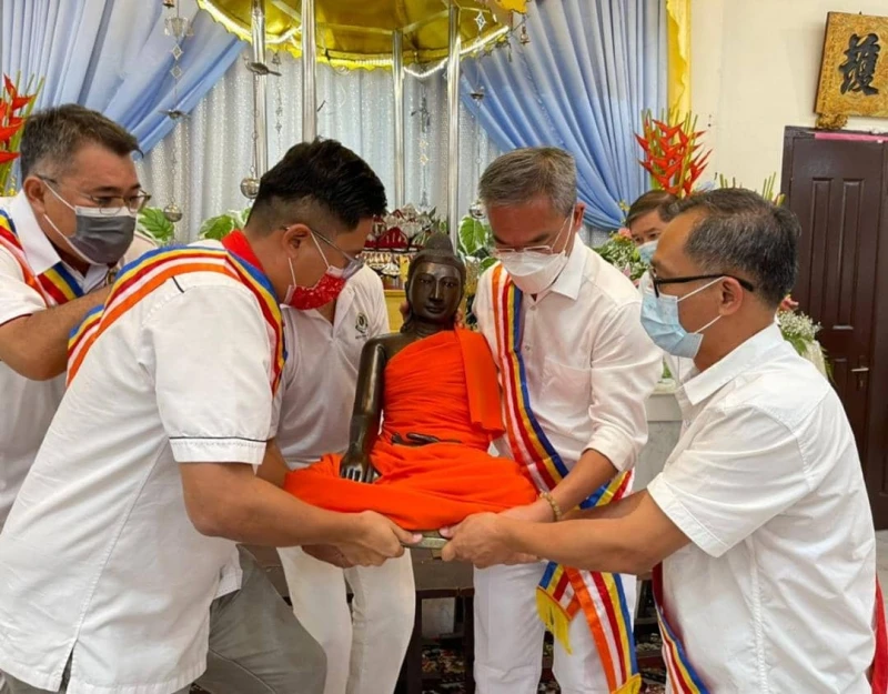 甲釋迦院衛塞節花車遊行氣氛莊嚴　沿途吸引逾百名善信膜拜