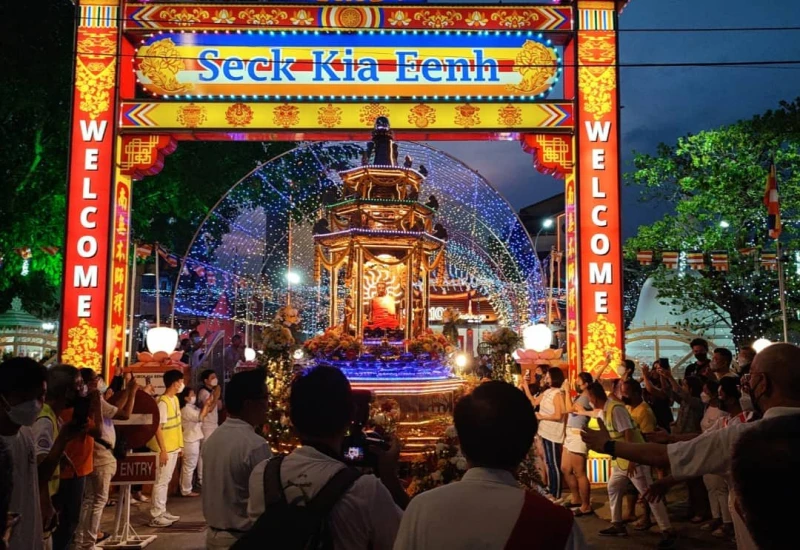 甲釋迦院衛塞節花車遊行氣氛莊嚴　沿途吸引逾百名善信膜拜