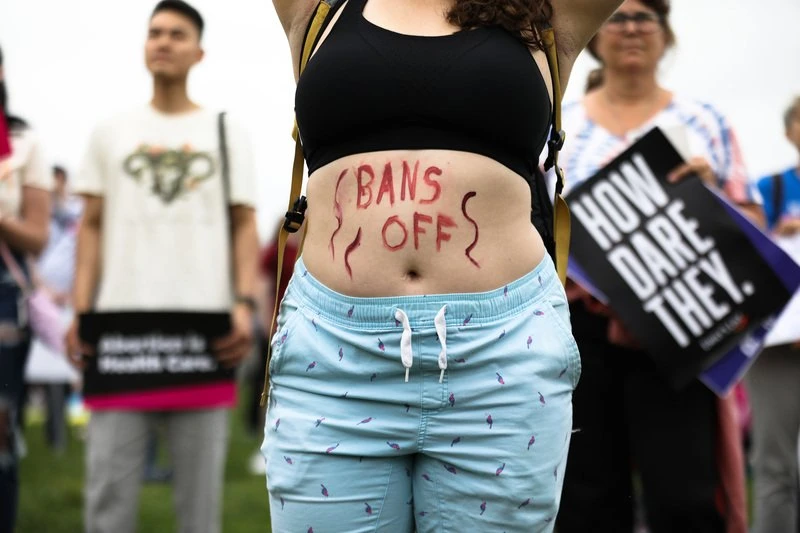 全美近400遊行隊伍　萬人上街捍衛墮胎權