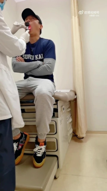 男星被魚刺卡喉痛苦24小時    求醫無效竟靠妻子成功夾出來