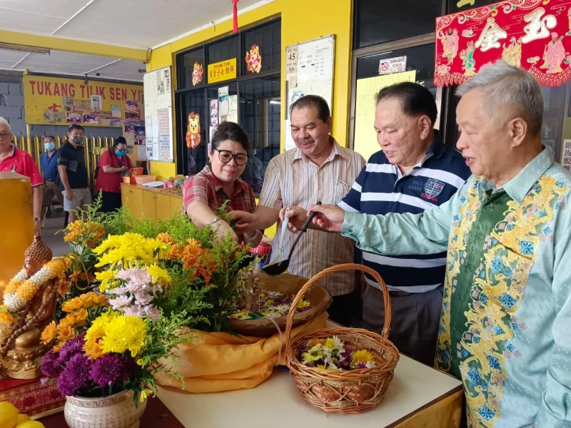 沙巴暨納閩中華總商會丹斯里劉瑞發局紳博士與署理總會長拿督譚育良及甲必丹林文燦,參加一年一度衛塞節的浴佛儀式