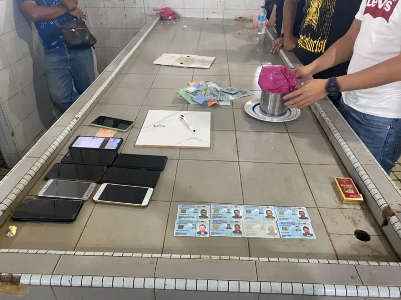 10男子巴剎聚賭　遭警方逮捕充公620令吉