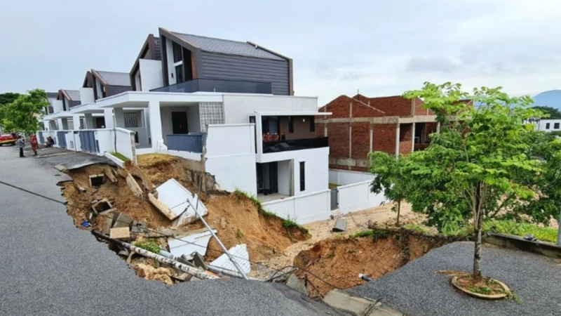 新屋入伙僅兩天圍牆竟崩塌 馬國屋主驚呆 