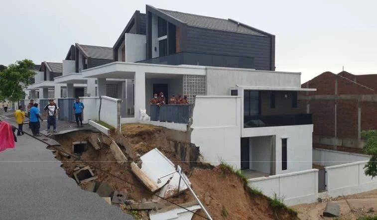 新屋入伙僅兩天圍牆竟崩塌 馬國屋主驚呆 