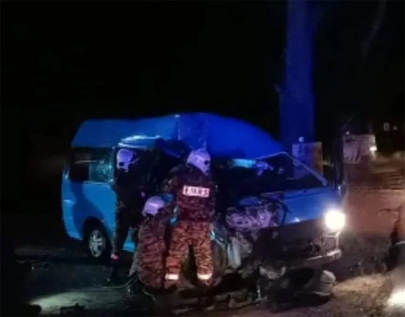 剎車不及猛撞拖格羅里 工廠客貨車司機當場被夾斃