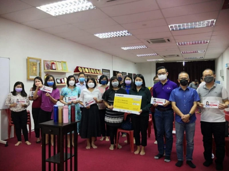 楊美盈撥款9萬令吉予區內華小及中化中學