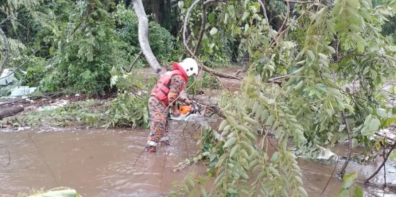 甲州瀑布發生山洪　80遊客安全撤離