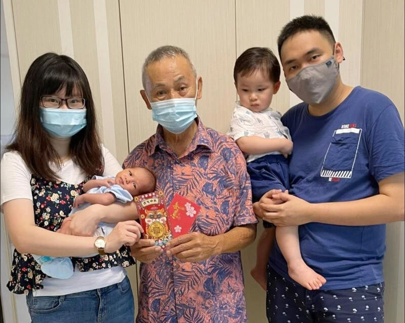 孕婦上私召車15分鐘產嬰　夫如守門員「接住」新生兒