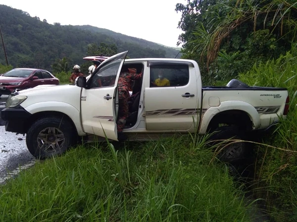 皮卡失控落溝司機傷