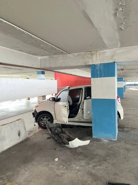 Myvi失控撞破停車場圍牆 墜落碎石砸傷婦女