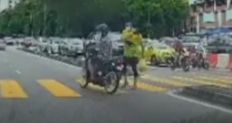 摩多騎士闖紅燈 行人怒揮手中袋子