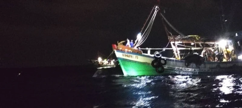 兩越南漁船擅闖海域捕魚　扣押20船員300萬漁獲柴油