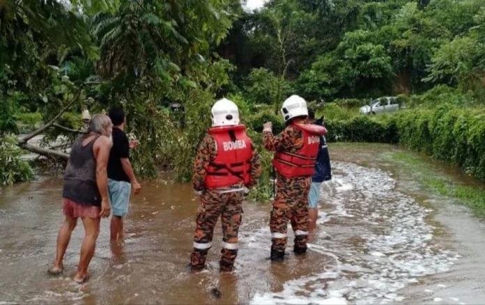 亞沙漢瀑布山洪事件 甲消拯局長:4組遊客88受困者安全撤離