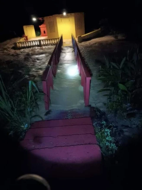 百年拿督公廟遇水劫　路橋神廟圍牆崩塌及下陷