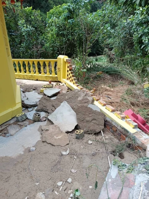 百年拿督公廟遇水劫　路橋神廟圍牆崩塌及下陷
