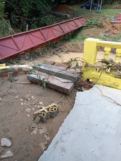 百年拿督公廟遇水劫　路橋神廟圍牆崩塌及下陷