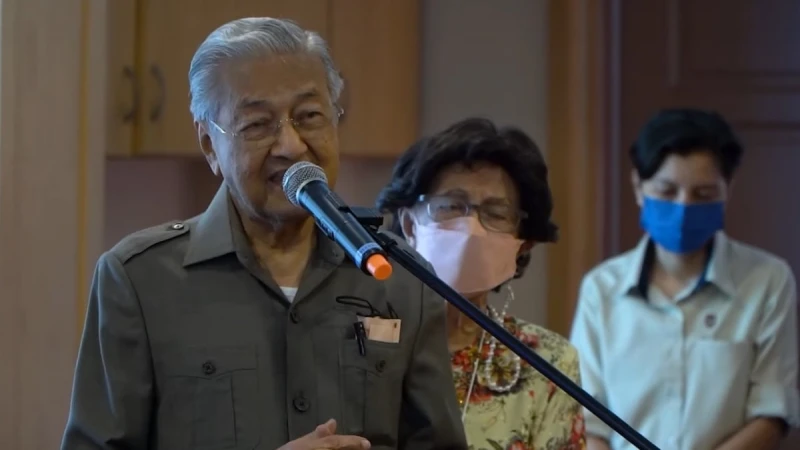 「我是有印裔血統的馬來人」 馬哈迪要扎希道歉否則提告