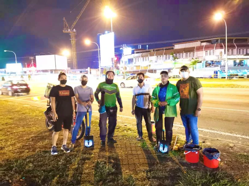 水泥灑路面成隱憂 自民黨與民眾共同清理