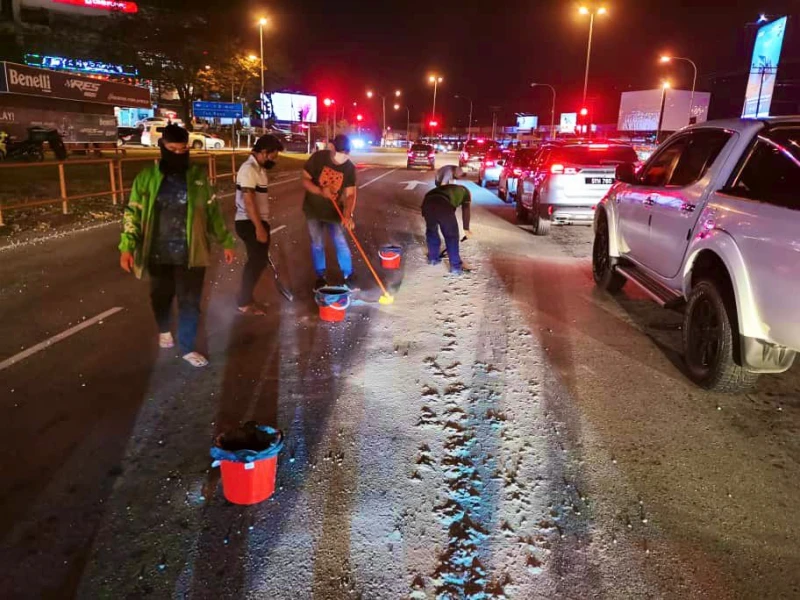 水泥灑路面成隱憂 自民黨與民眾共同清理