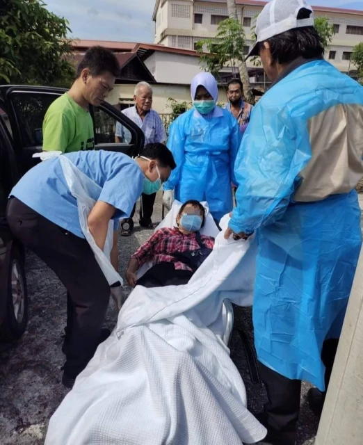 疑換錯排檔撞住家圍牆　老婦受困車內被救出