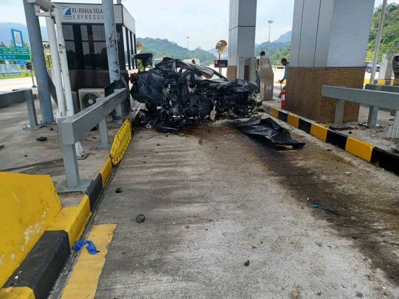 轎車撞收費站通道　華裔司機當場死亡