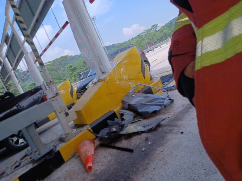 轎車撞收費站通道　華裔司機當場死亡