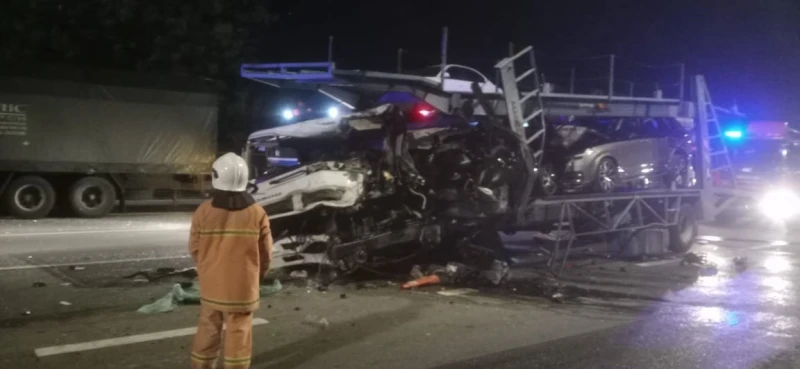 2拖格羅里相撞　司機受困車內