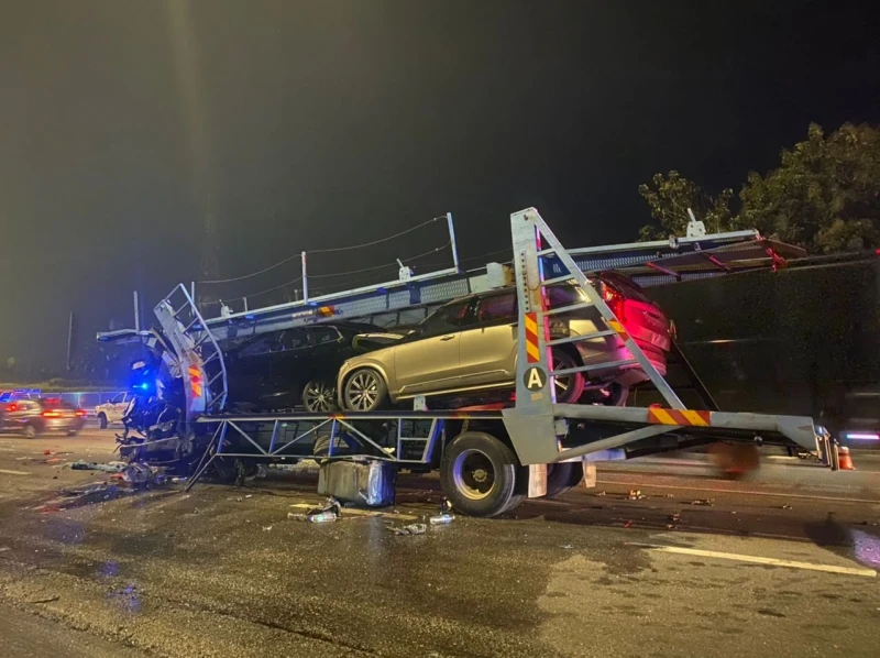 2拖格羅里相撞　司機受困車內