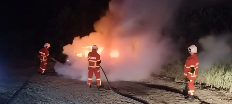 貨卡深夜起火燃燒